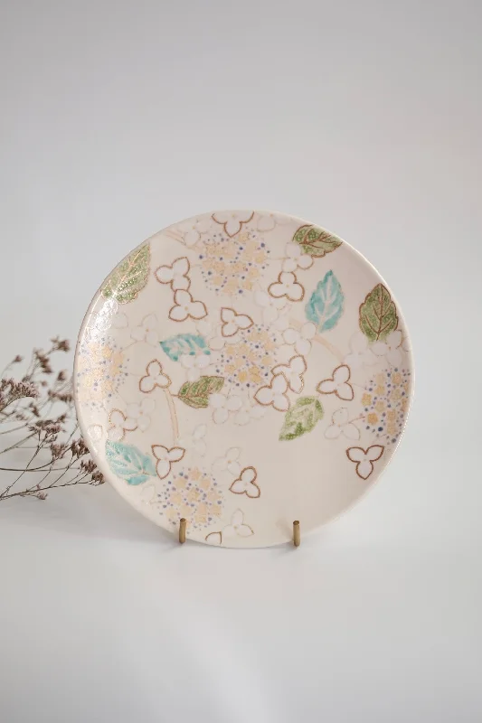 stackable dinner plates for easy storage-Taki Tomoda 友田多紀 White Hydrangea Medium Plate - TT15